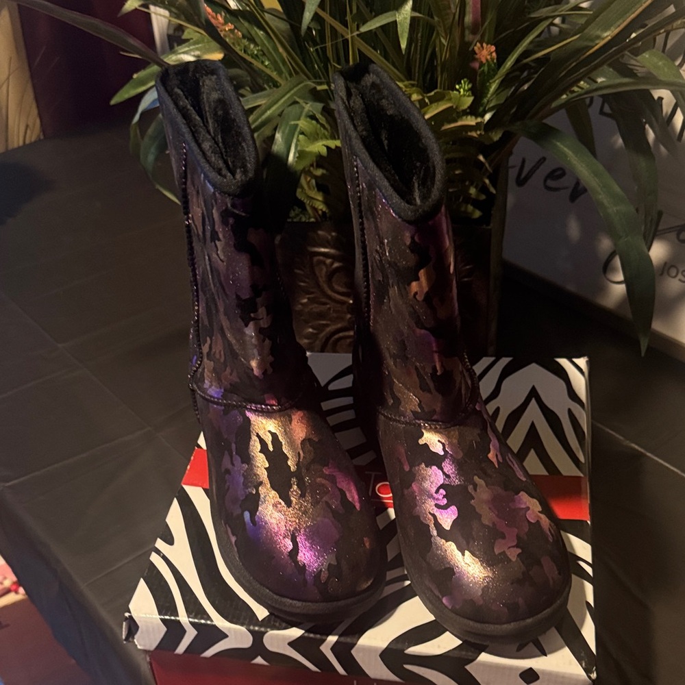 Hot Tomato Women's Black and Purple Winter Boots